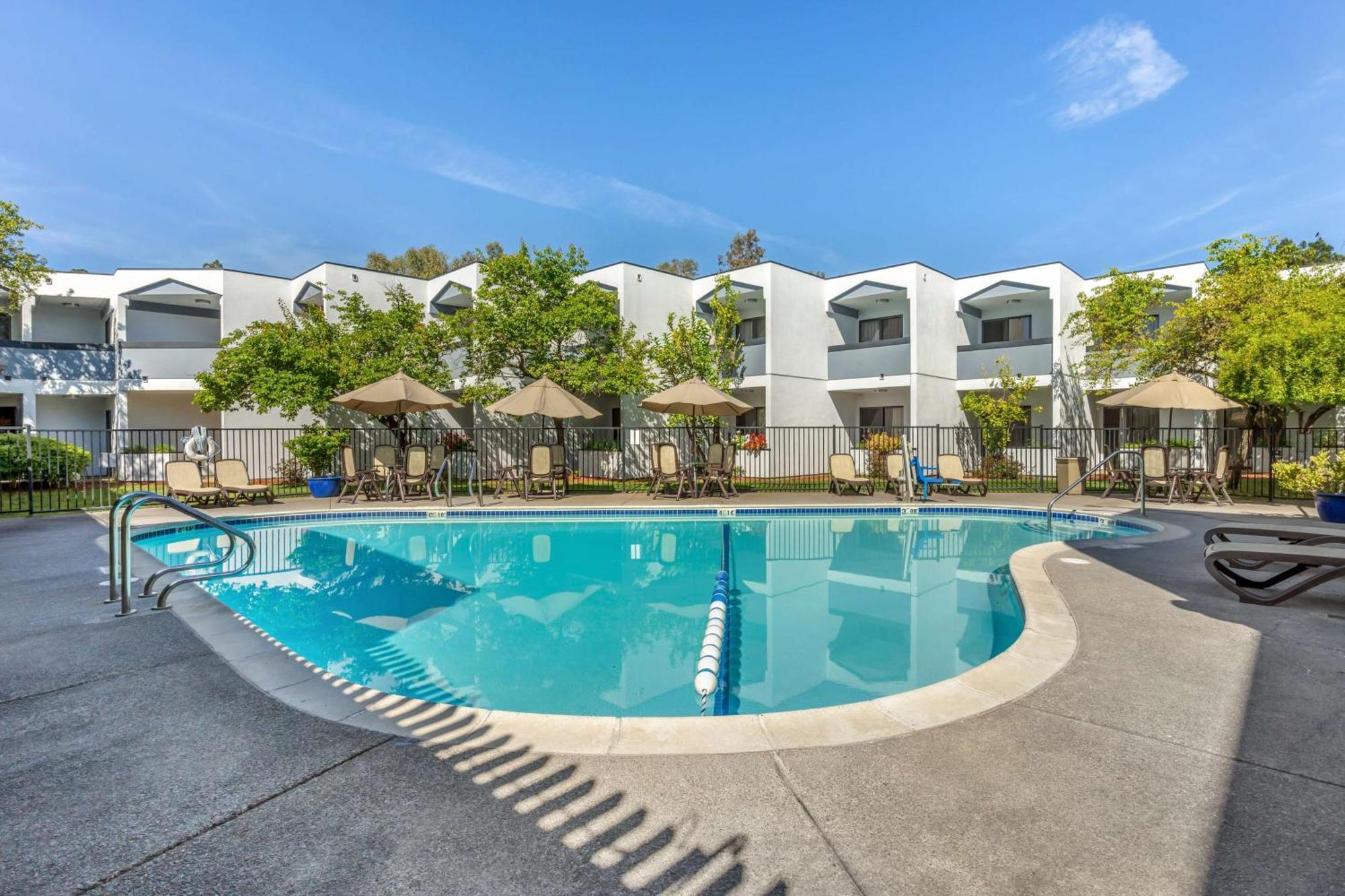 Best Western Plus Wine Country Inn & Suites Санта-Роза Экстерьер фото